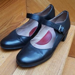 Softwalk Mary Jane style black leather heels